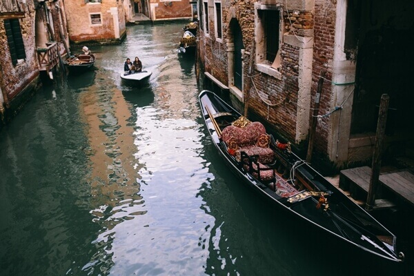 kaboompics.com_View on gondola boat in Venice